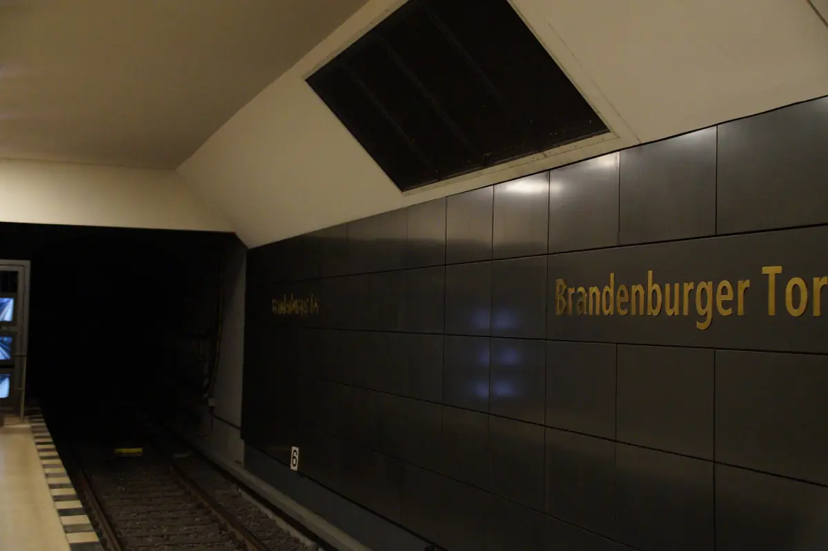 The U-Bahn platform at Brandenburger Tor station